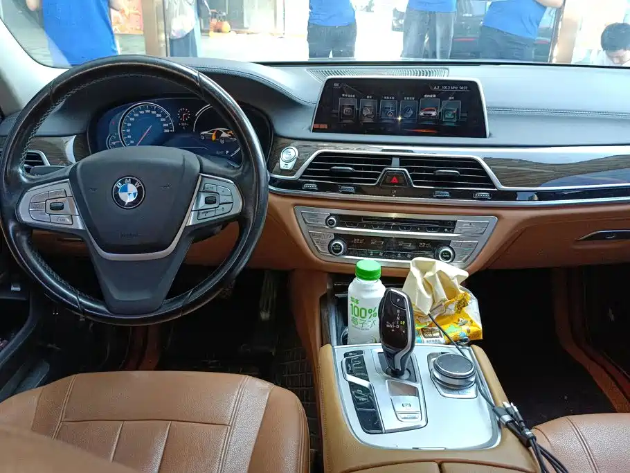 BMW 7 Series — миниатюра 12