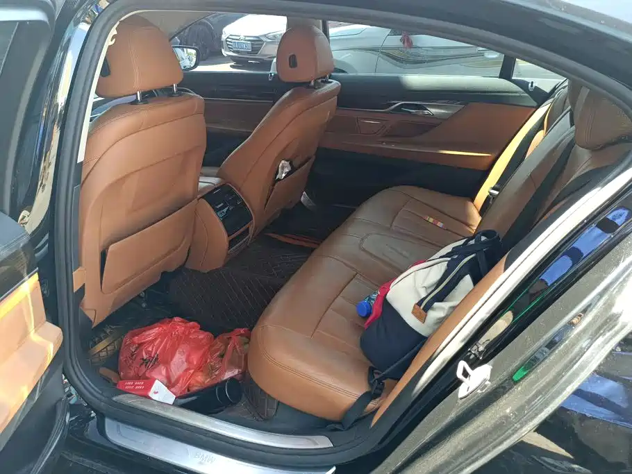 BMW 7 Series — миниатюра 11