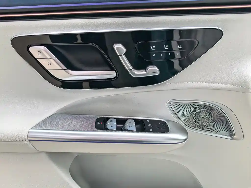 Mercedes-Benz EQE SUV — миниатюра 4