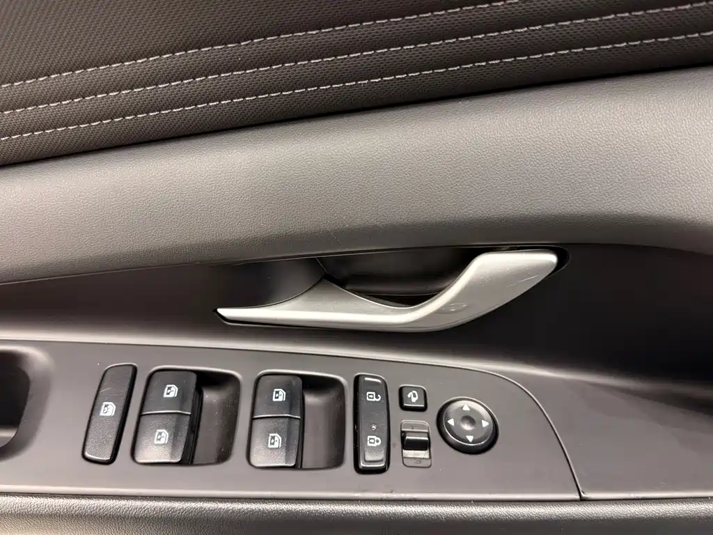 Hyundai Elantra — миниатюра 8
