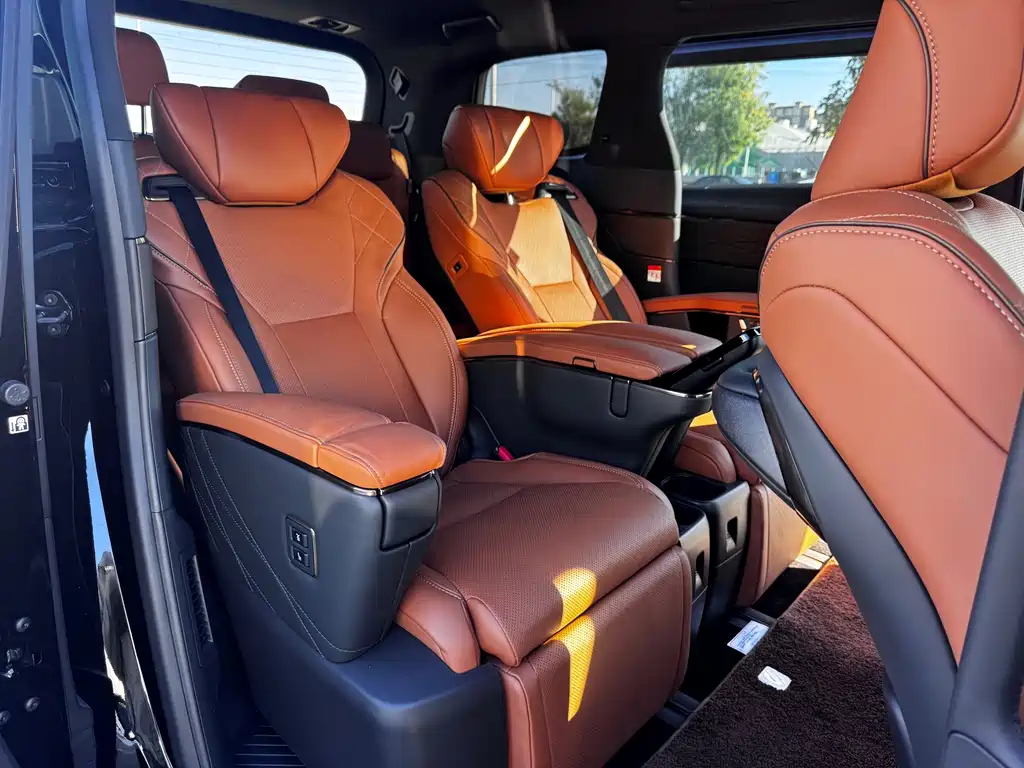 Toyota Alphard — миниатюра 7