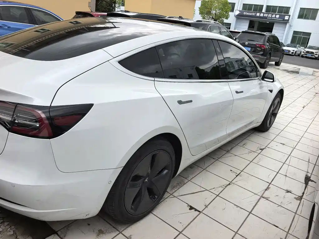 Tesla Model 3 — миниатюра 2