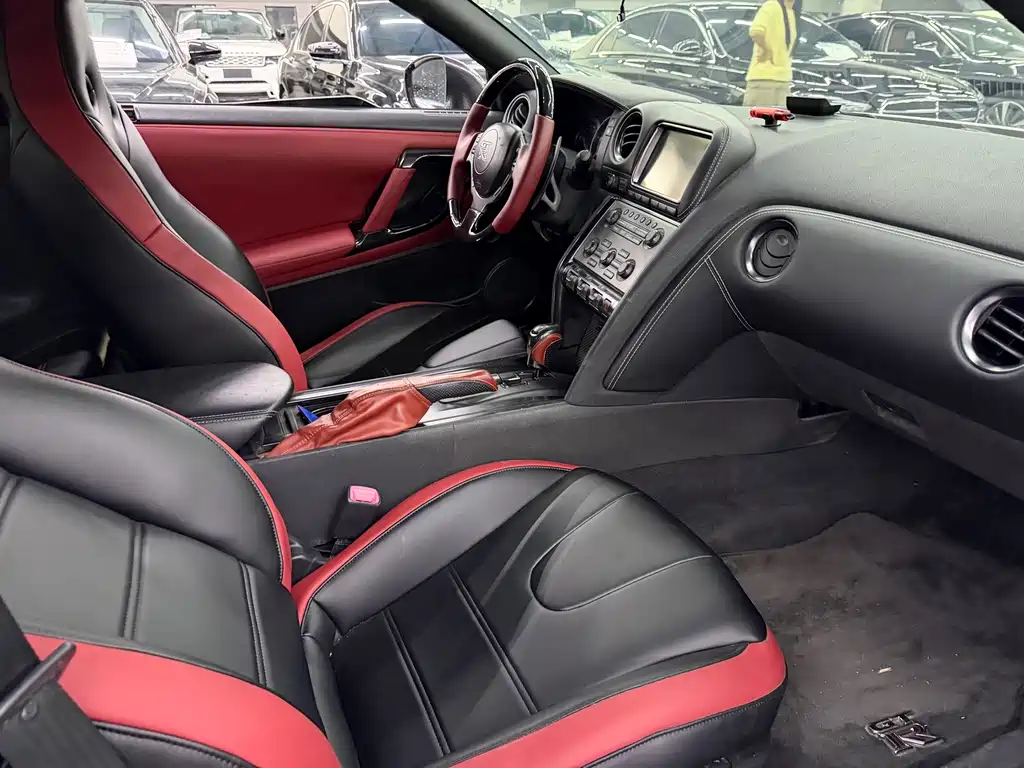 Nissan GT-R — миниатюра 9