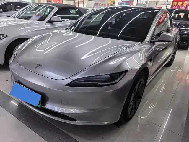 TESLA MODEL 3 2024