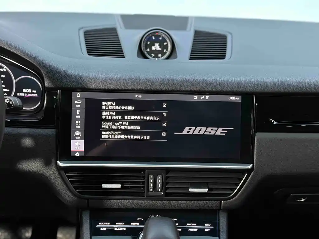 Porsche Cayenne — миниатюра 22