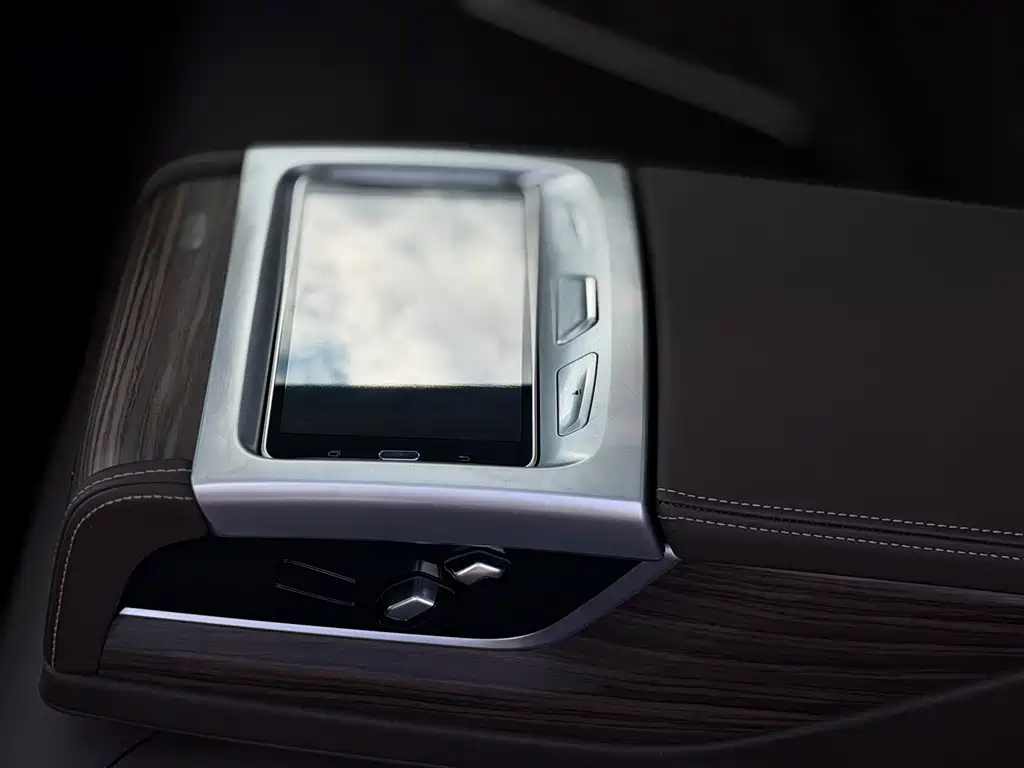 BMW 5 Series — миниатюра 10