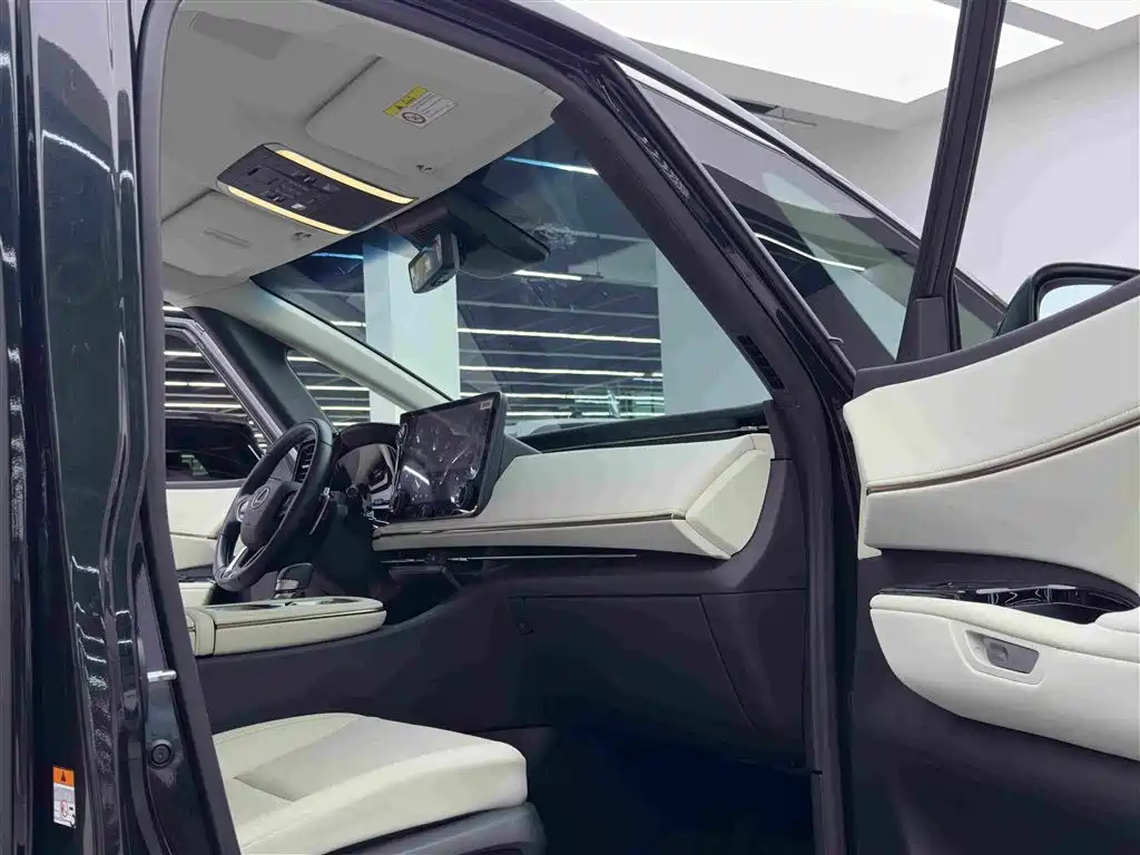 Lexus LM — миниатюра 11