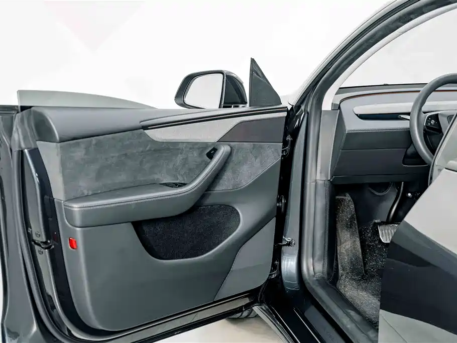 Tesla Model Y — миниатюра 15