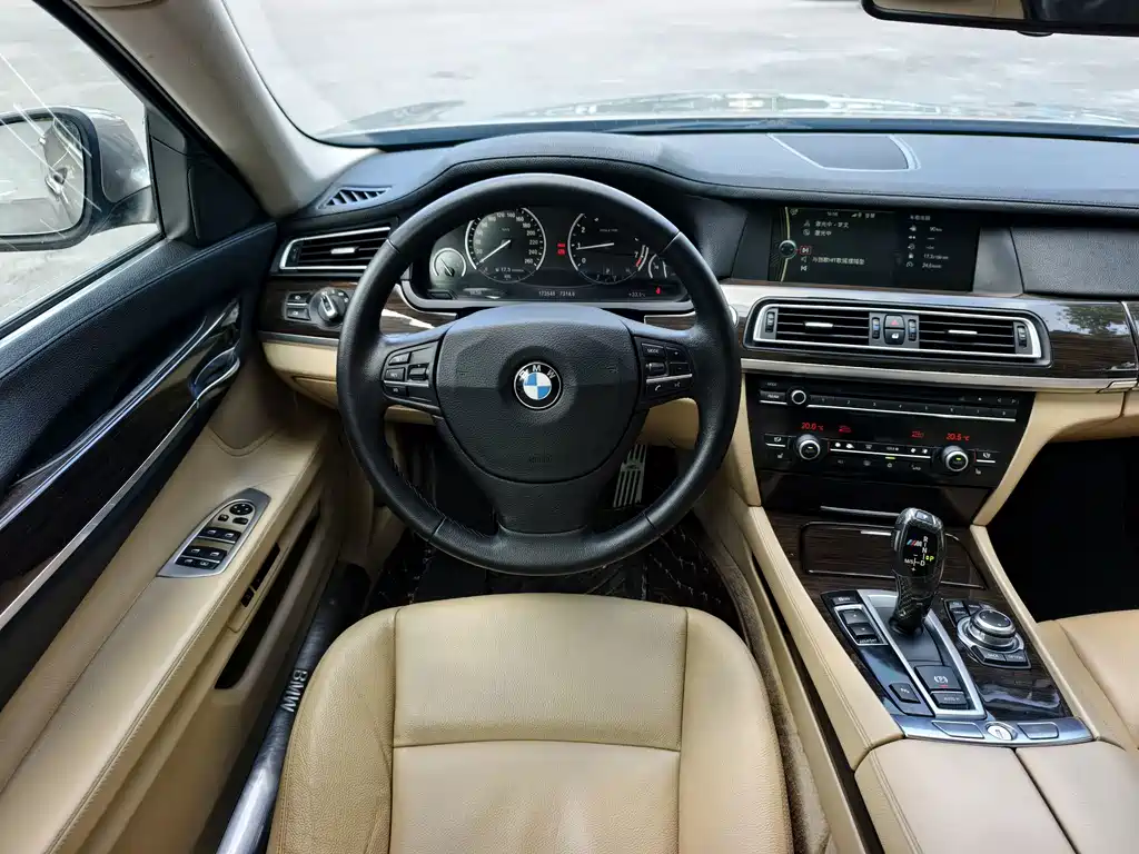 BMW 7 Series — миниатюра 10