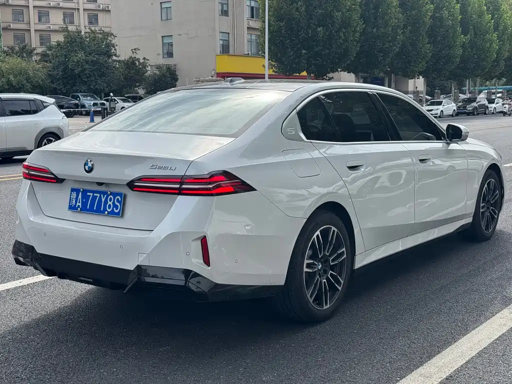 BMW 5 Series — миниатюра 8