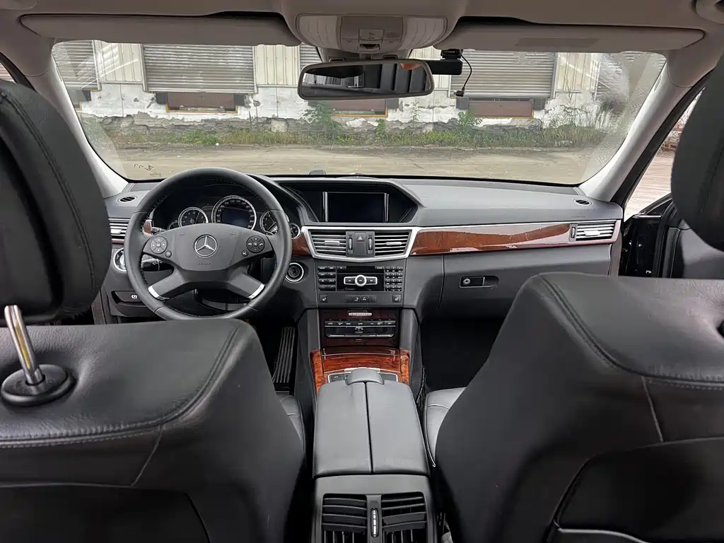Mercedes-Benz E-Class — миниатюра 17