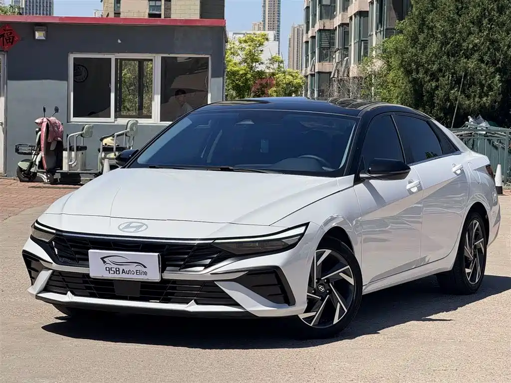 Hyundai Elantra 2023 1.5L CVT LUX Premium Edition