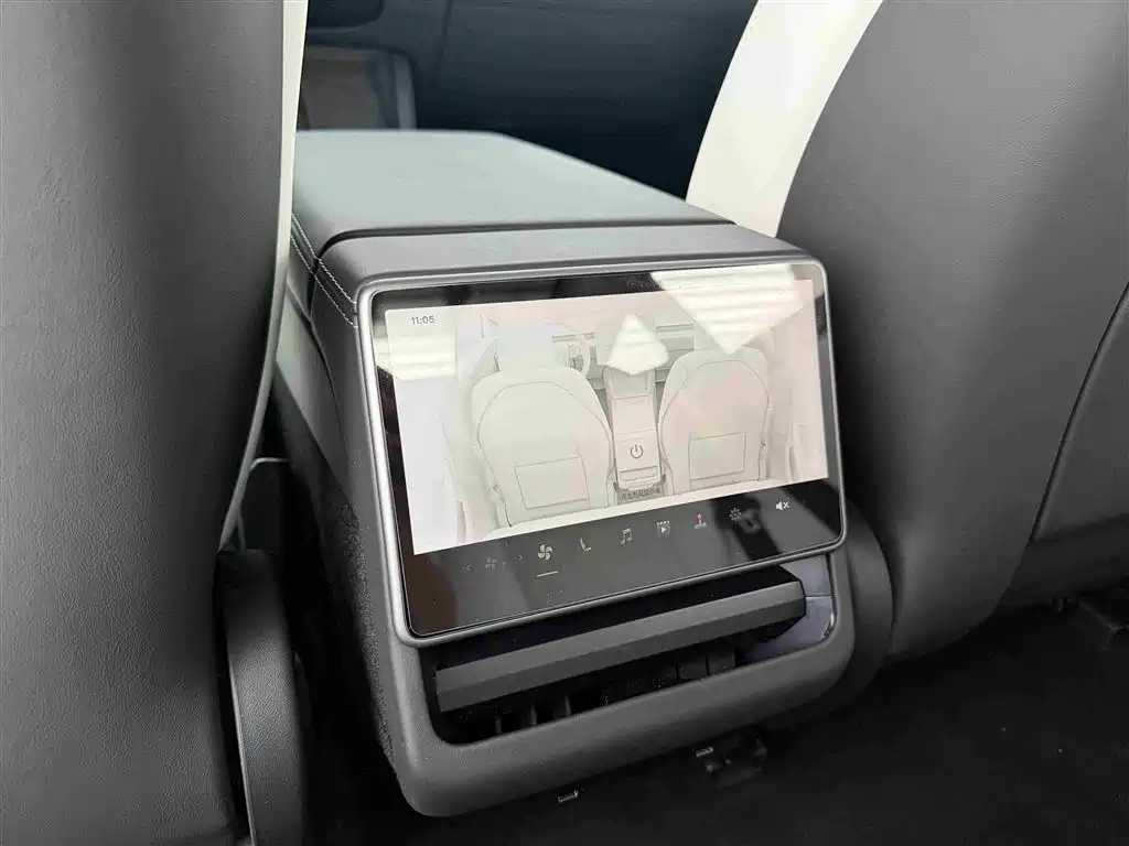 Tesla Model 3 — миниатюра 7