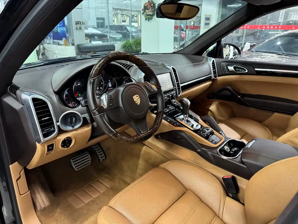 Porsche Cayenne — миниатюра 7
