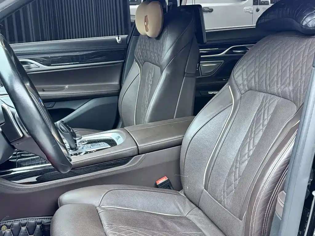 BMW 7 Series — миниатюра 8