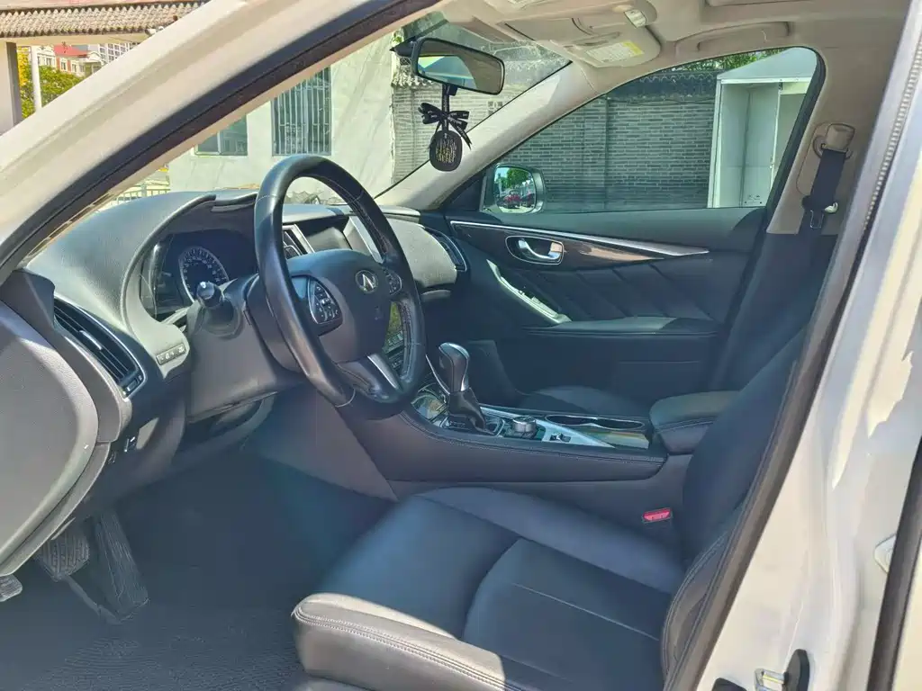 Infiniti Q50L 2016 2.0T Comfort