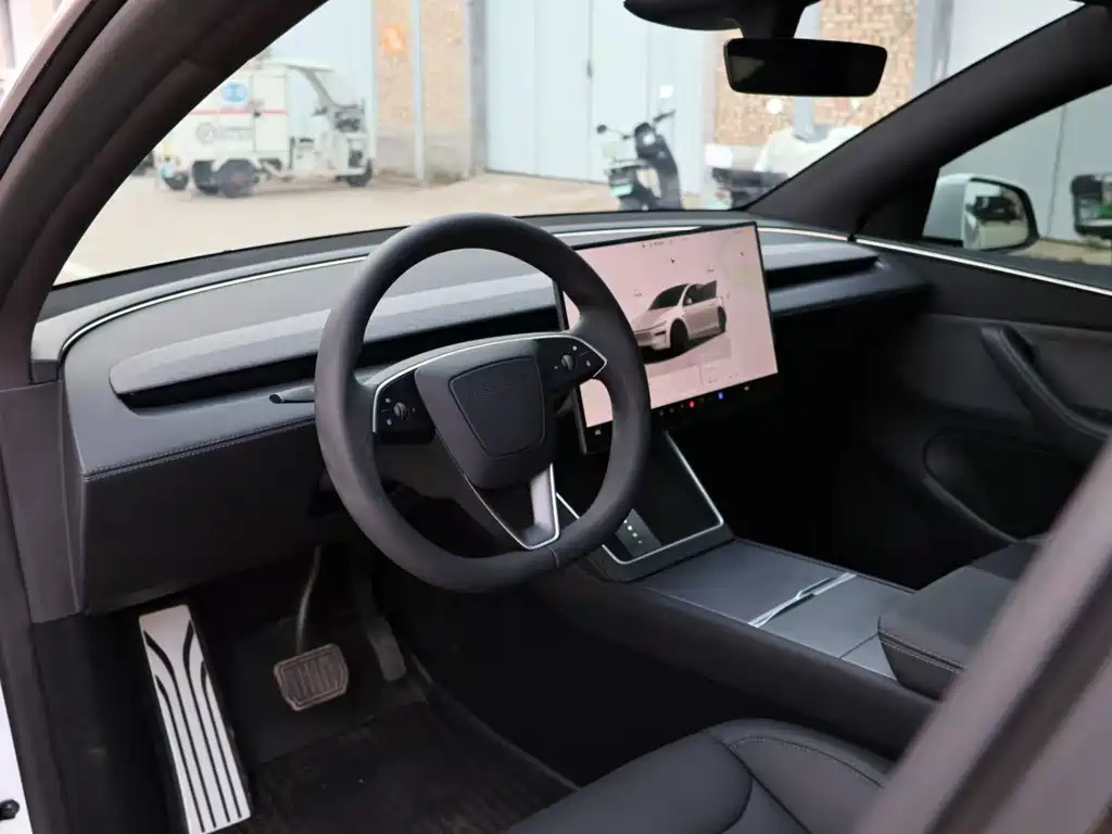 Tesla Model Y — миниатюра 5