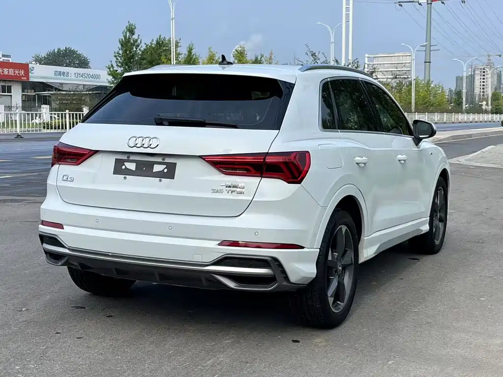AUDI  Q3