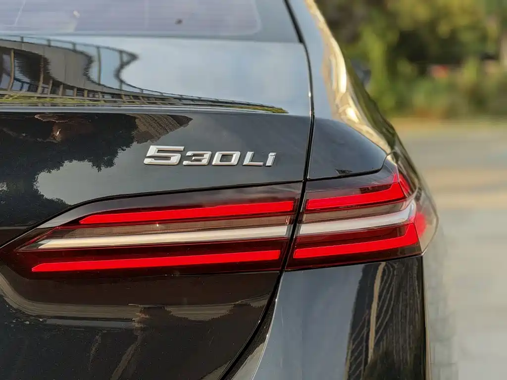 BMW 5 Series — миниатюра 7