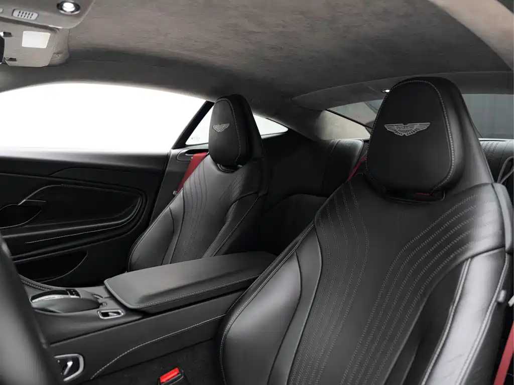 Aston Martin DB11 — миниатюра 10