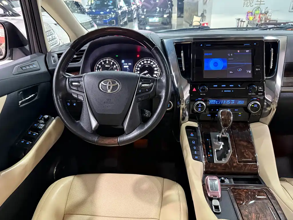 Toyota Alphard — миниатюра 6