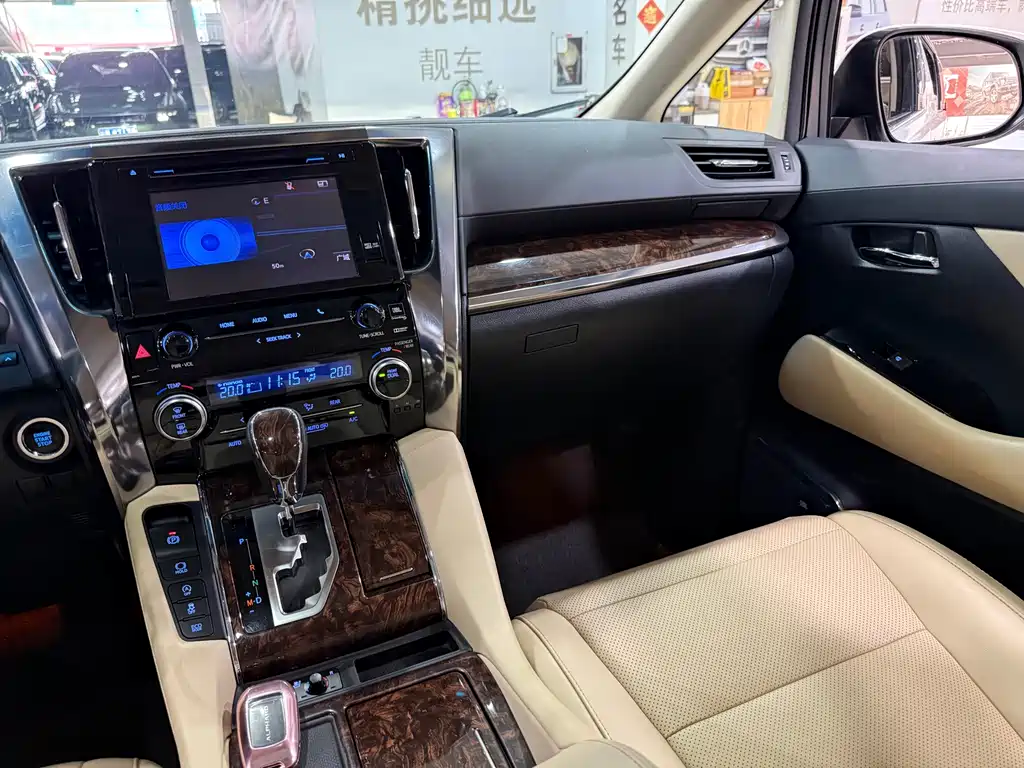 Toyota Alphard — миниатюра 8