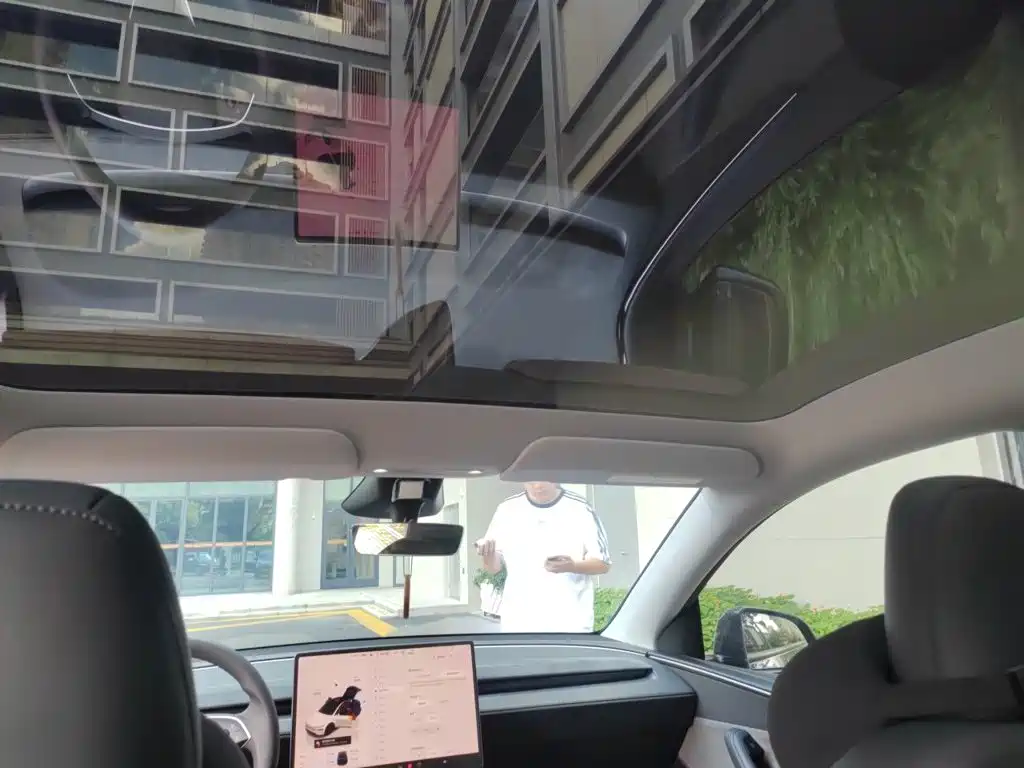 Tesla Model Y — миниатюра 14