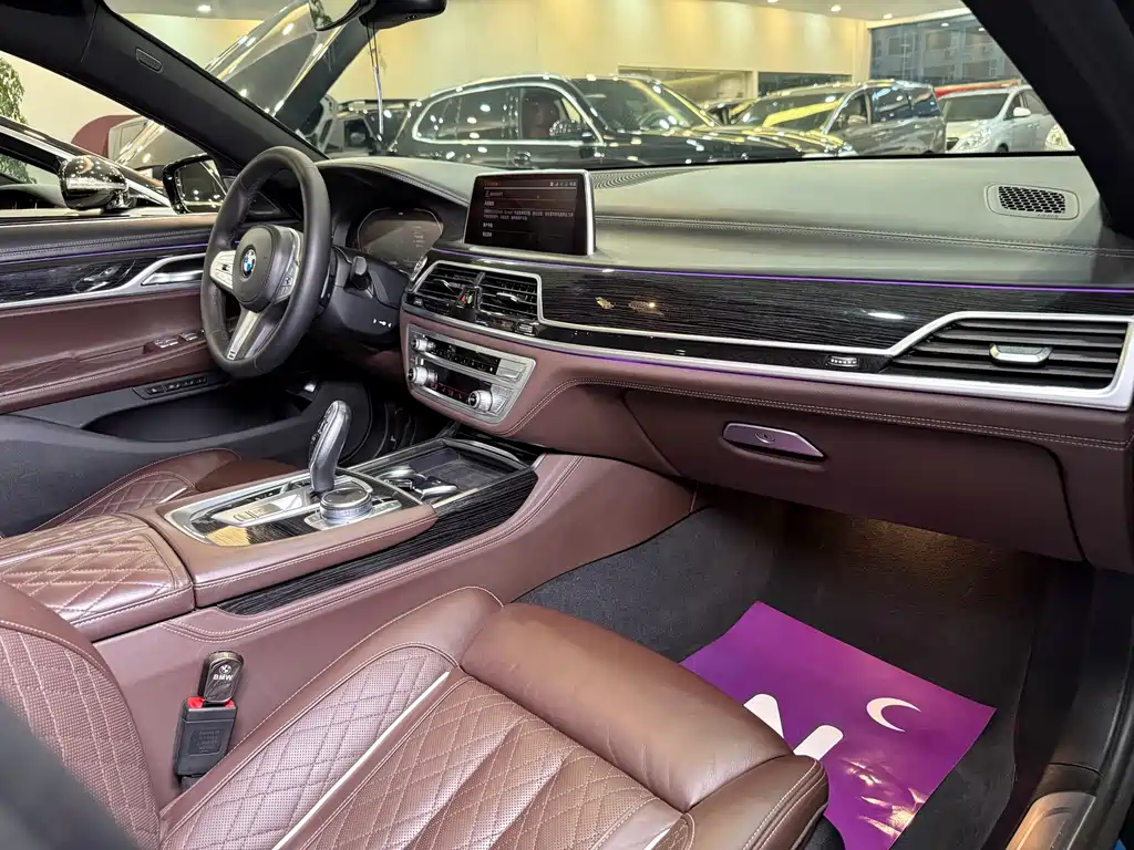BMW 7 Series — миниатюра 11