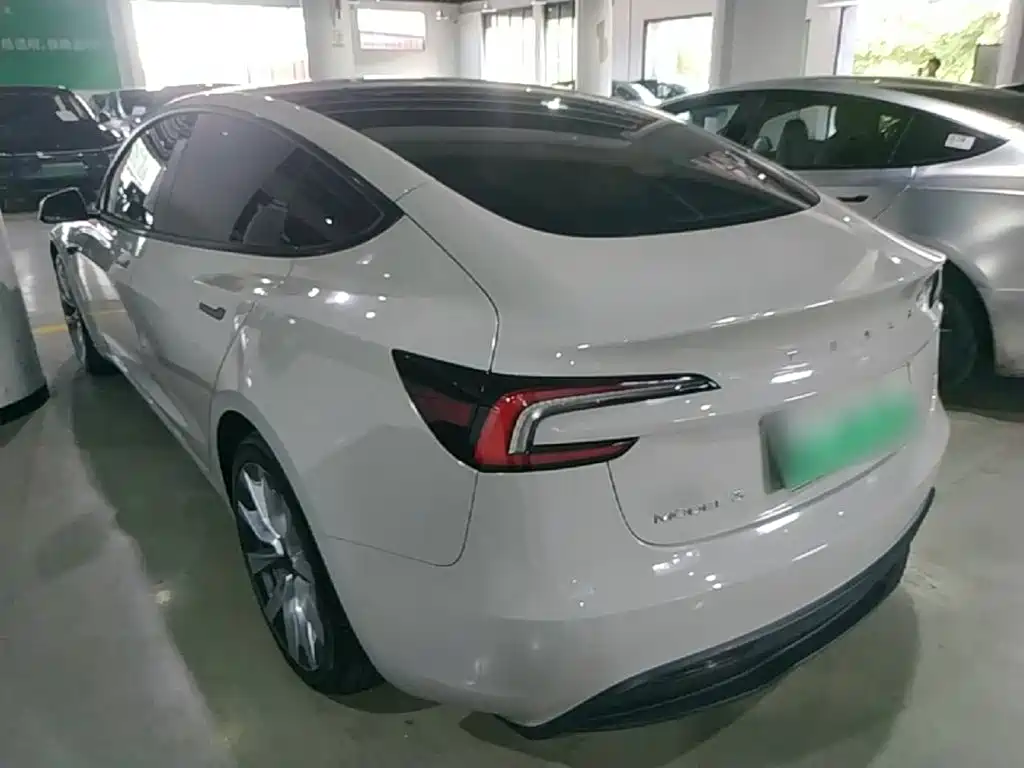 Tesla Model 3 — миниатюра 5