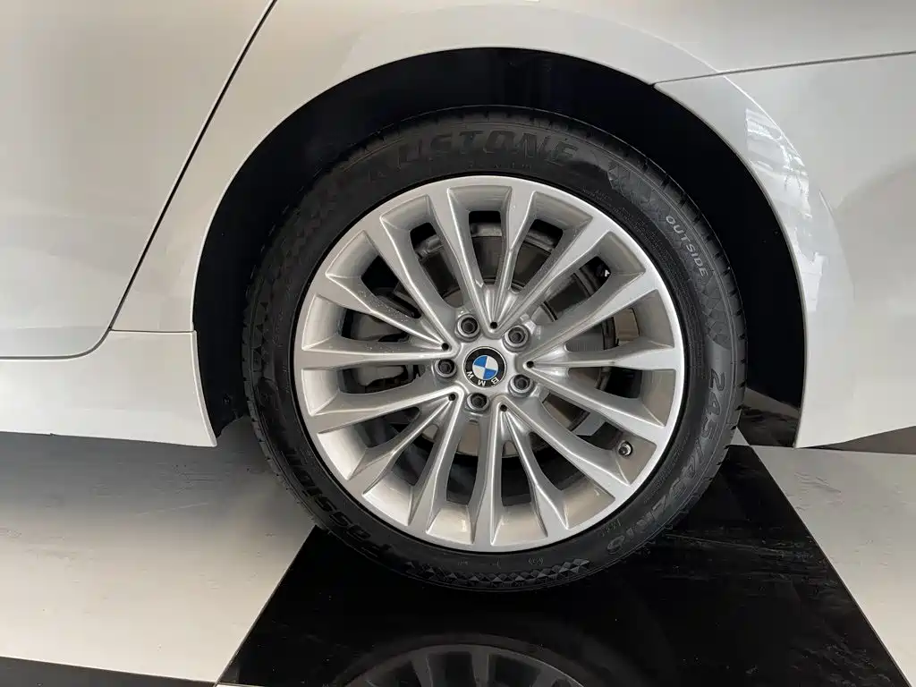 BMW 5 Series — миниатюра 11