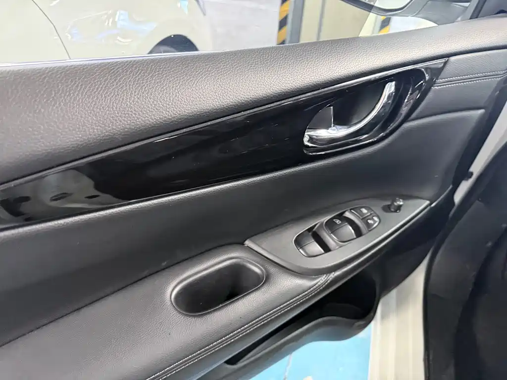 Nissan Tiida — миниатюра 9