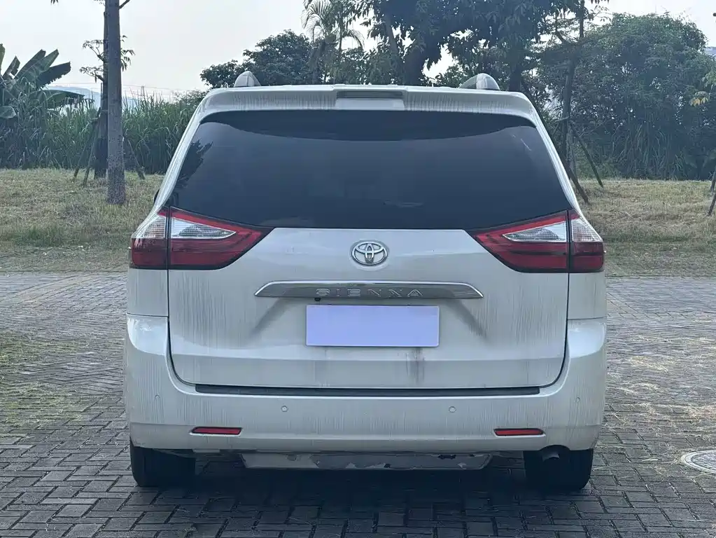 Toyota Sienna — миниатюра 8