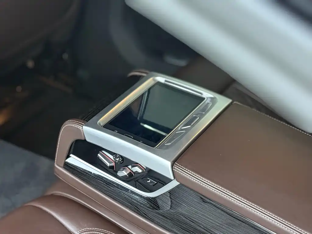 BMW 7 Series — миниатюра 12