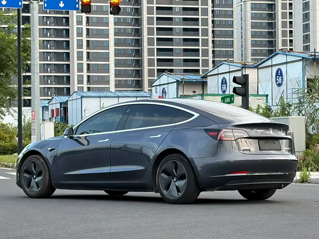 Tesla Model 3 — миниатюра 4