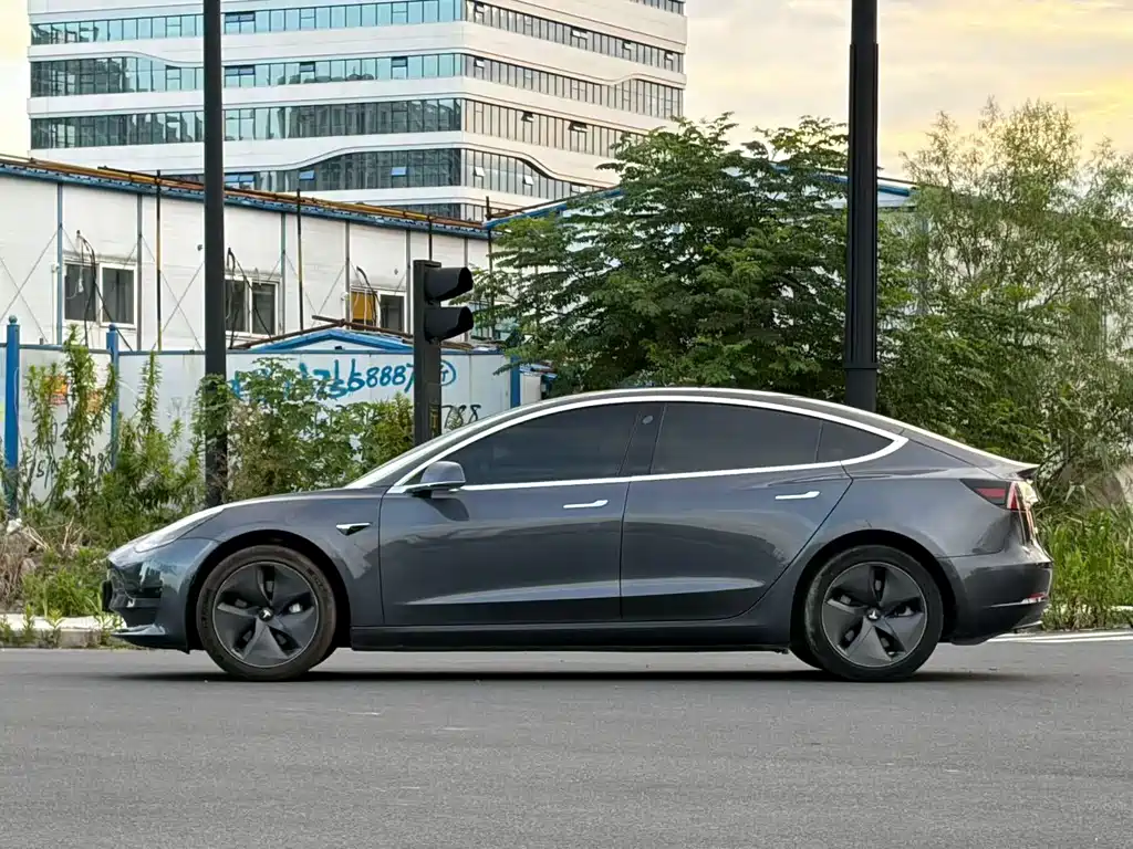 Tesla Model 3 — миниатюра 3