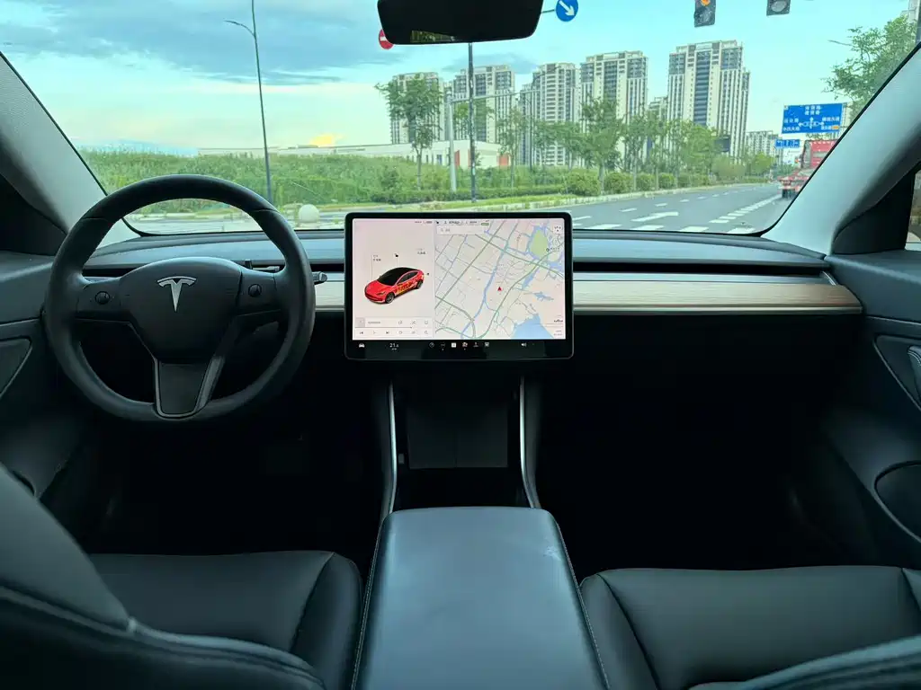 Tesla Model 3 — миниатюра 6