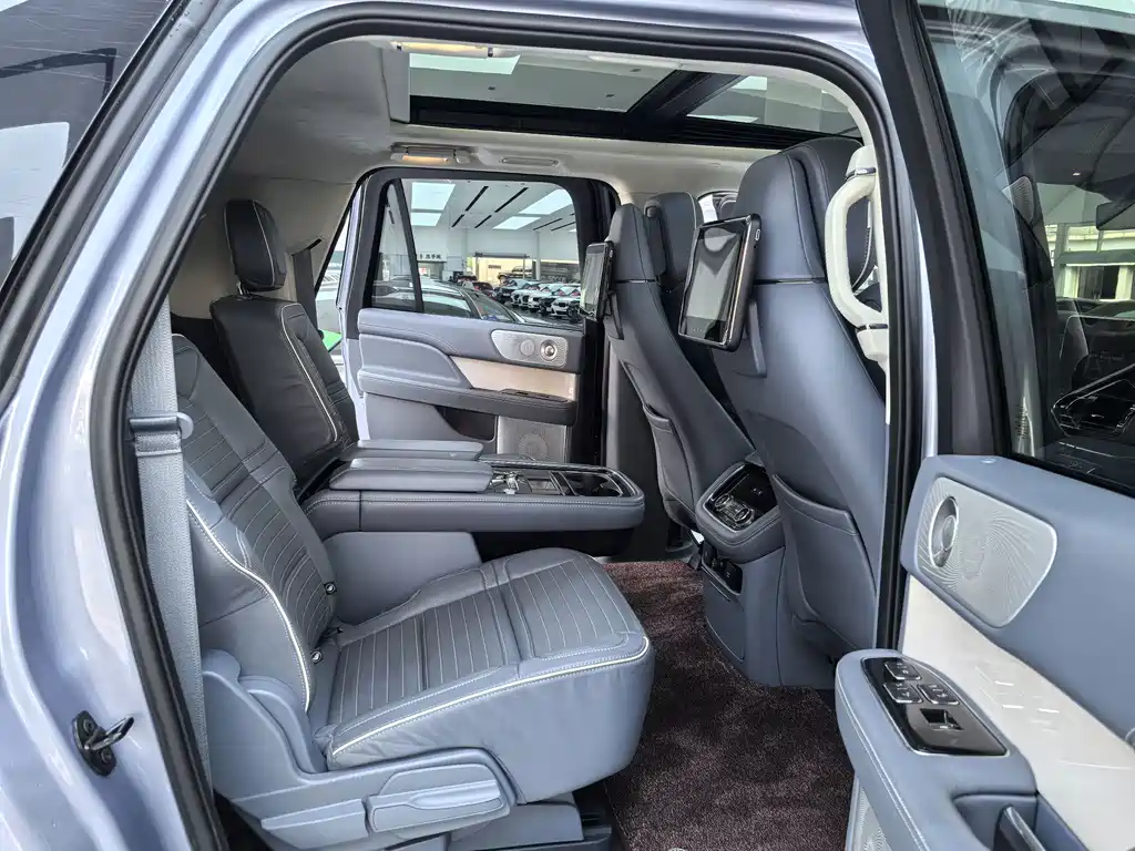 Lincoln Navigator — миниатюра 11