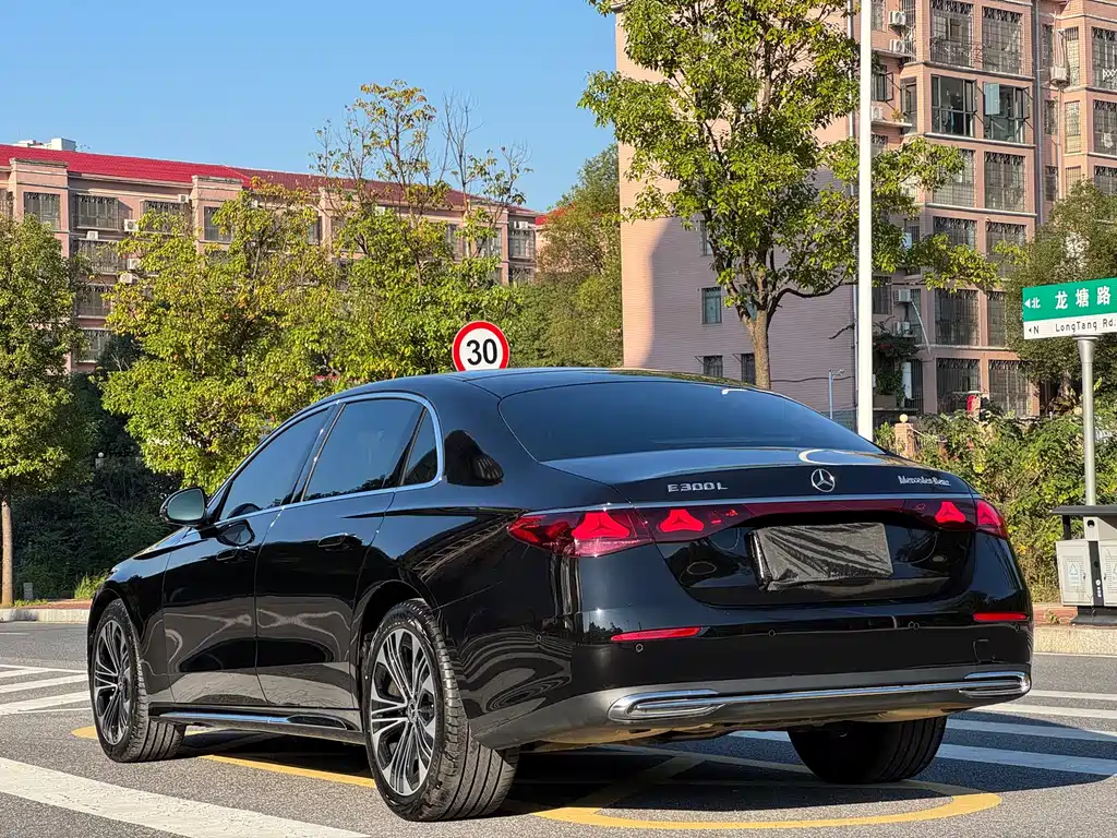 Mercedes-Benz E-Class — миниатюра 6