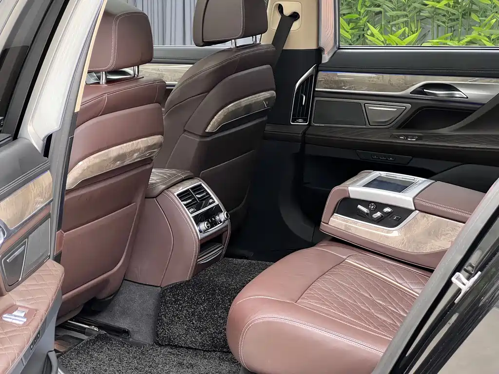 BMW 7 Series — миниатюра 3