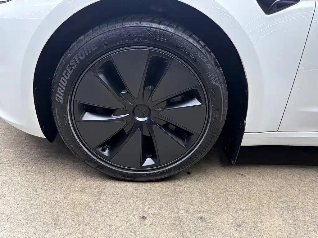 Tesla Model 3 — миниатюра 16