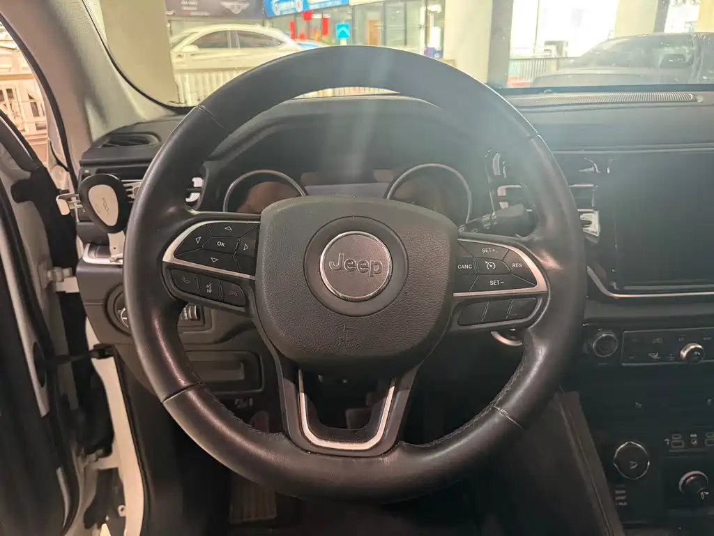 Jeep Grand Commander — миниатюра 7