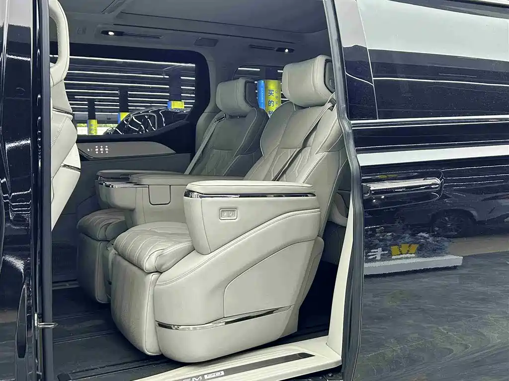 Volvo EM90 2025 Ultra мест