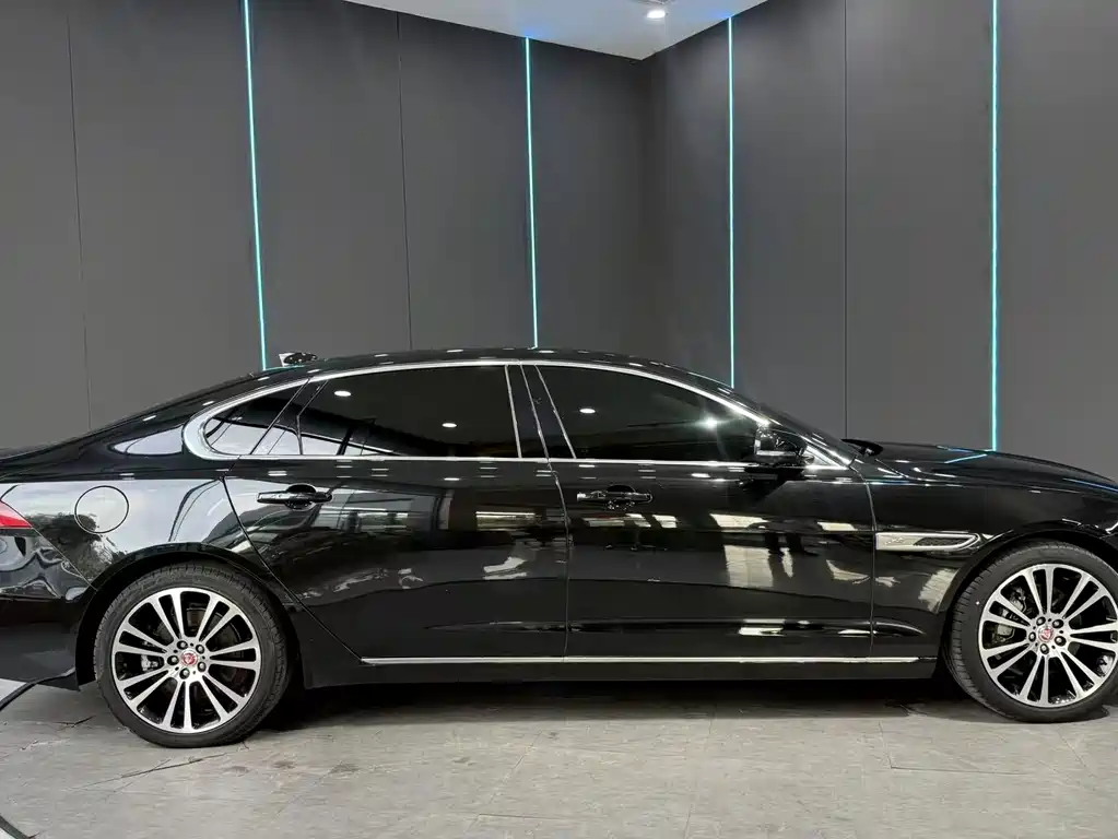 Jaguar XFL — миниатюра 4