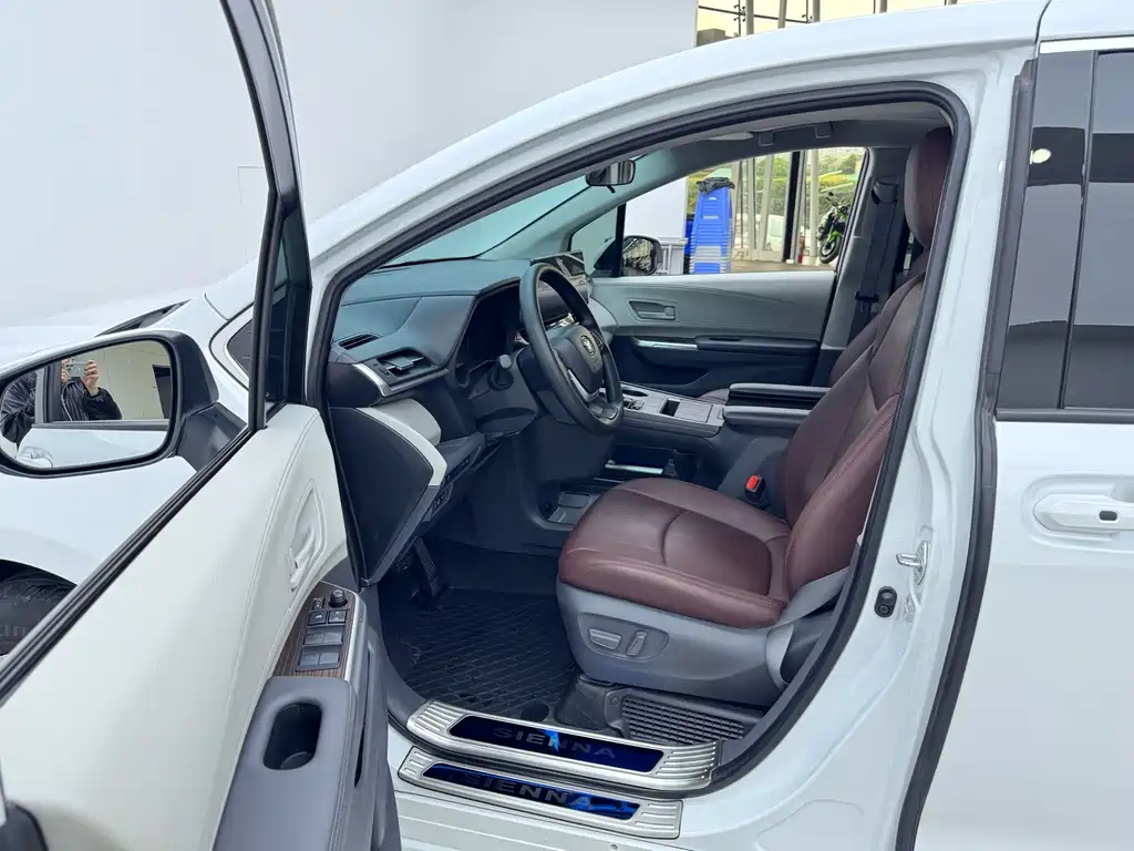 Toyota Sienna — миниатюра 6
