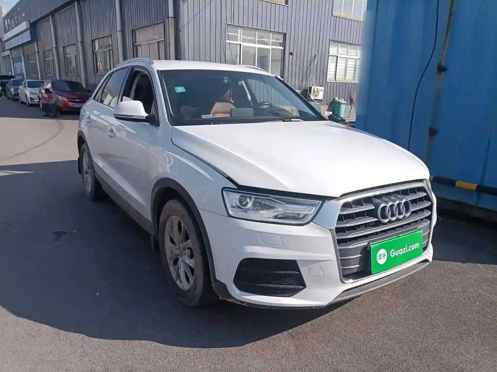 AUDI  Q3