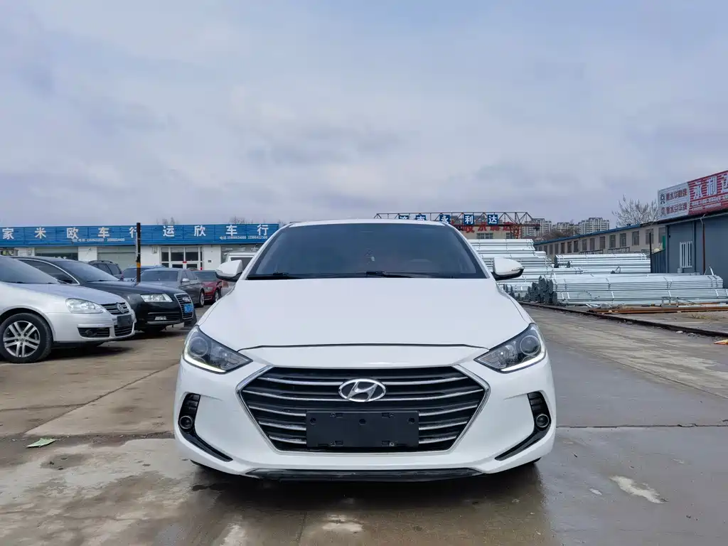 Hyundai Elantra - фото 2