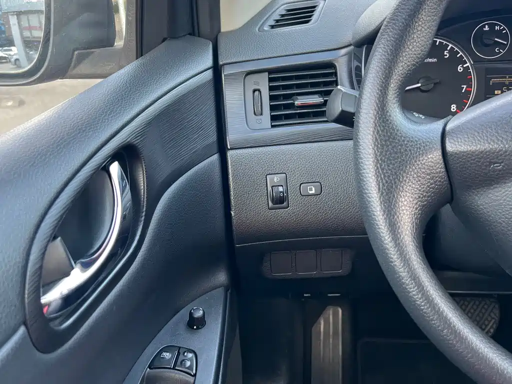 Nissan Tiida — миниатюра 10