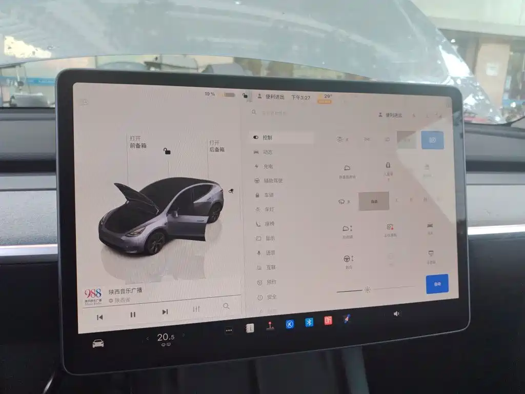 Tesla Model Y — миниатюра 20