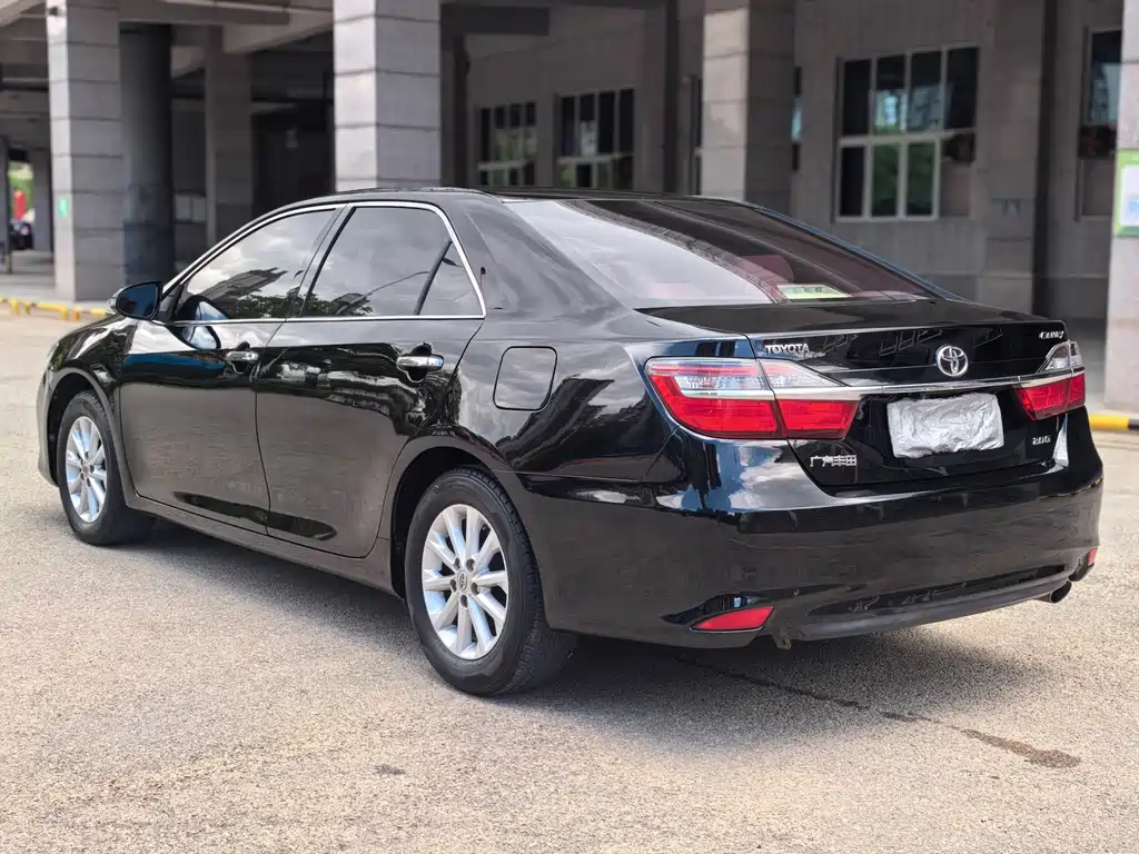 Toyota Camry — миниатюра 5
