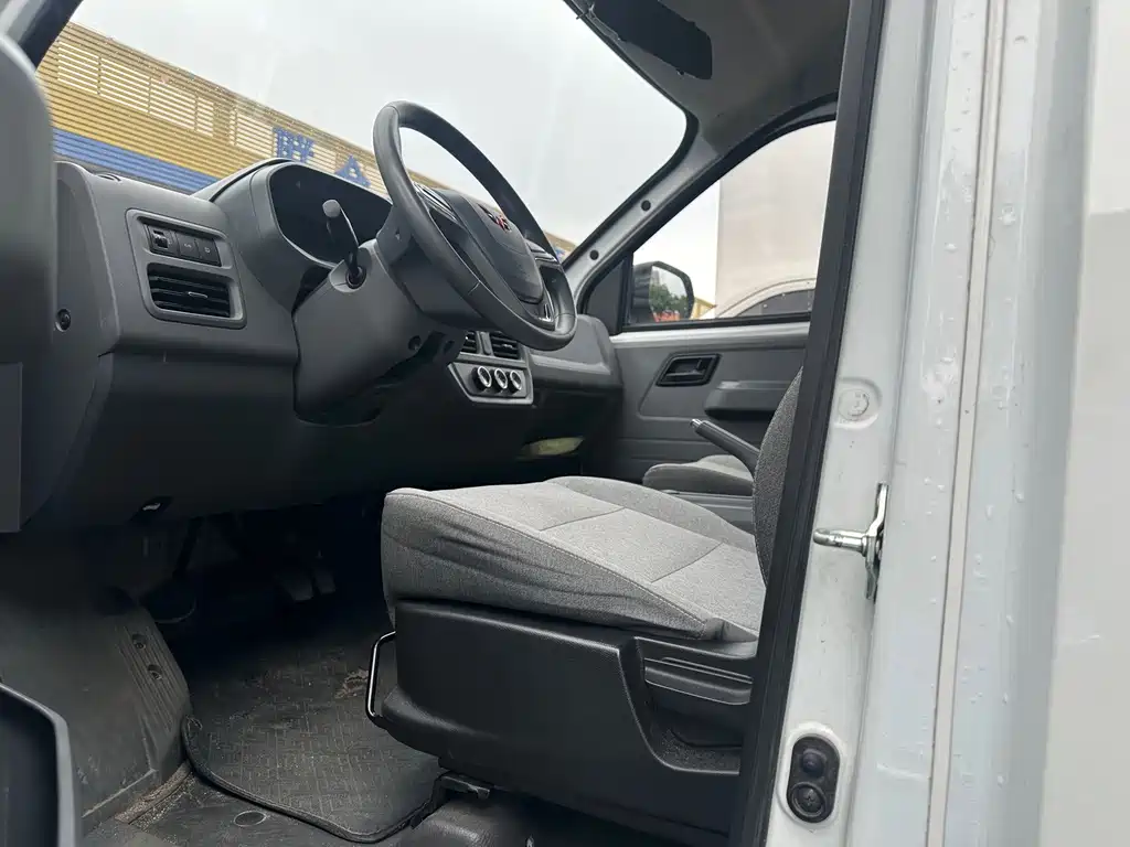 Wuling Yangguang — миниатюра 5